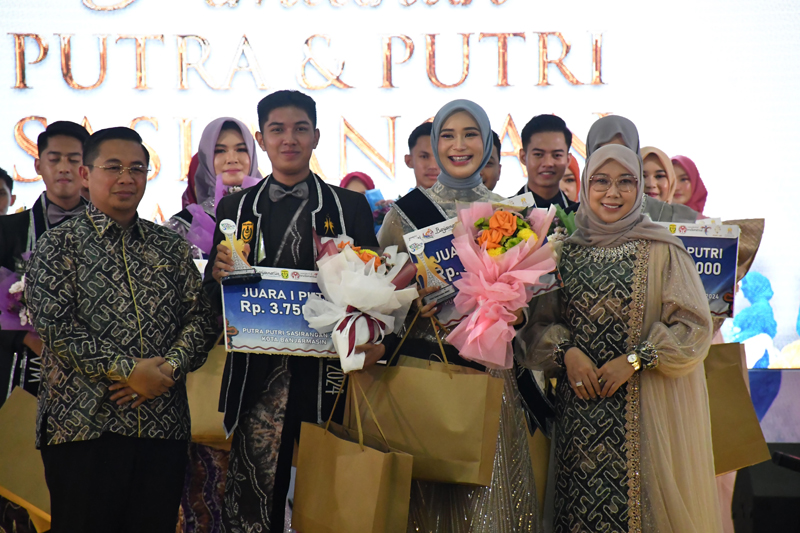 D:\2024\Juli 2024\1 Juli 2024\5\hal 5\Putra Putri Sasirangan 2024-2025 diapit Walikota H Ibnu Sina dan Ketua Dekranasda Hj Siti Wasilah.jpg