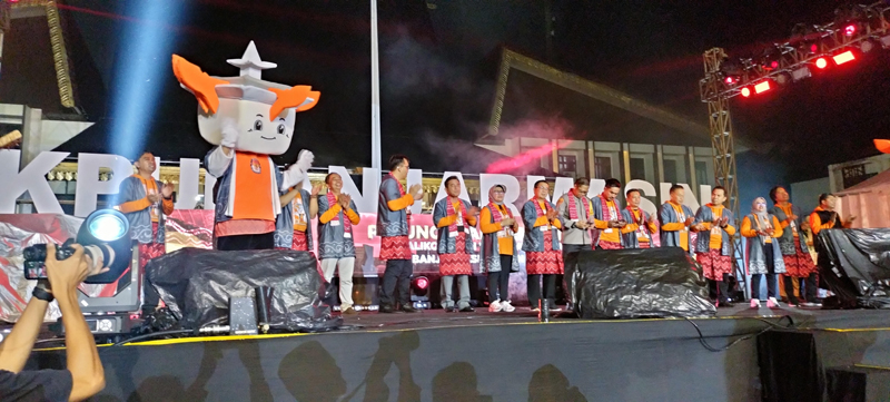 D:\2024\Juni 2024\10 Juni 2024\5\hal 5\Suasana peluncuran tahapan Pilkada 2024 di halaman Balaikota Banjarmasin.jpg