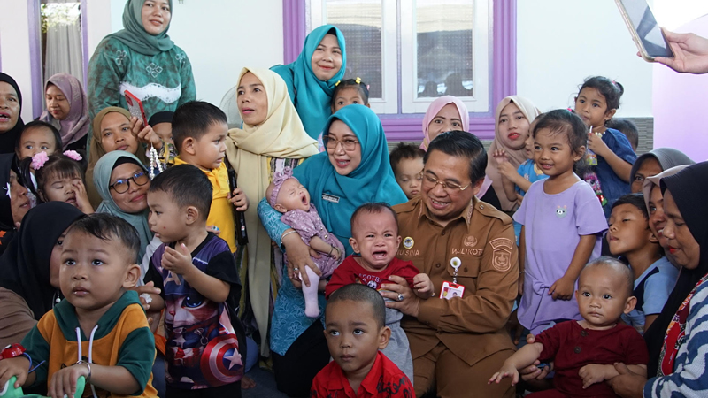 D:\2024\Juni 2024\11 Juni 2024\5\hal 5\Walikota H.Ibnu Sina dan Ketua TP PKK Banjarmasin Hj. Siti Wasilah berfoto bersama para balita.jpg