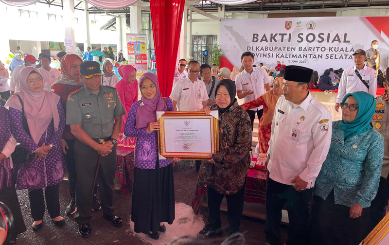 D:\2024\Juni 2024\13 Juni 2024\2\2\New Folder\Mensos Serahkan Sejumlah Bantuan di Batola.jpg