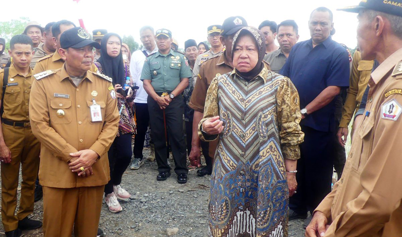D:\2024\Juni 2024\13 Juni 2024\5\5\5\New Folder\Menteri Sosial Tri Rismaharini (kanan depan)I didampingi Penjabat Bupati Barito Kuala Mujiyat.jpg