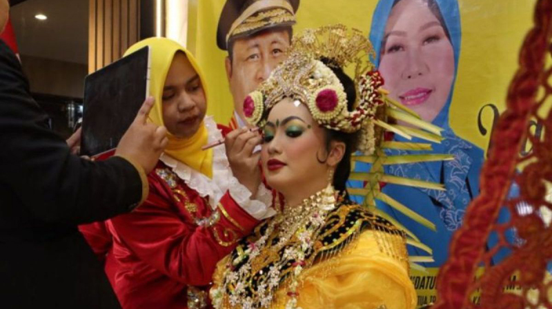 D:\2024\Juni 2024\13 Juni 2024\5\5\5\New Folder\SEORANG model mengenakan baju adat pengantin banjar.jpg