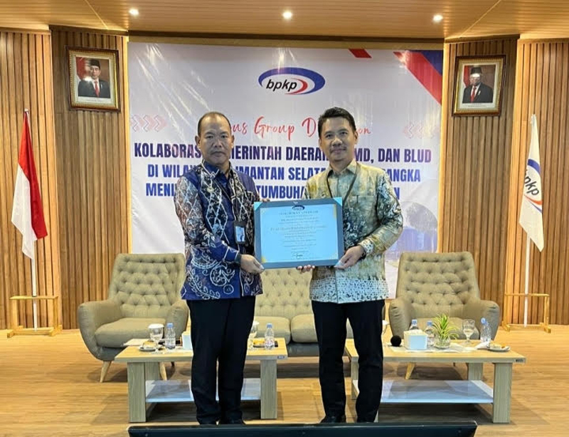 D:\2024\Juni 2024\14 Juni 2024\5\5\5\hal 5\Dirut PAM Bandarmasih Muhammad Ahdiat bersama SM Sekretaris.jpg