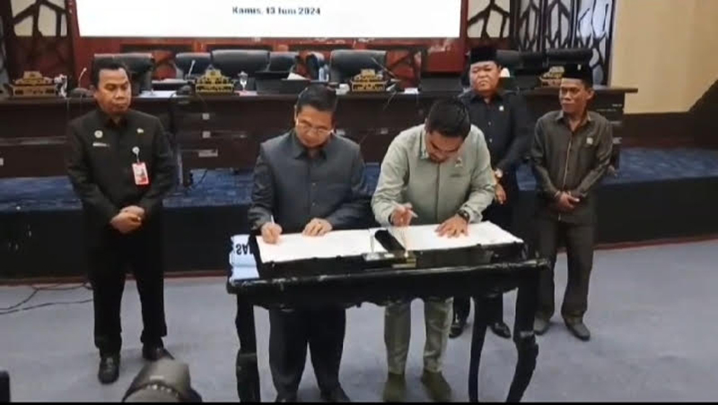 D:\2024\Juni 2024\14 Juni 2024\5\5\5\hal 5\Ketua DPRD Banjarmasin Harry Wijaya dan Walikota Ibnu Sina teken pengesahan.jpg