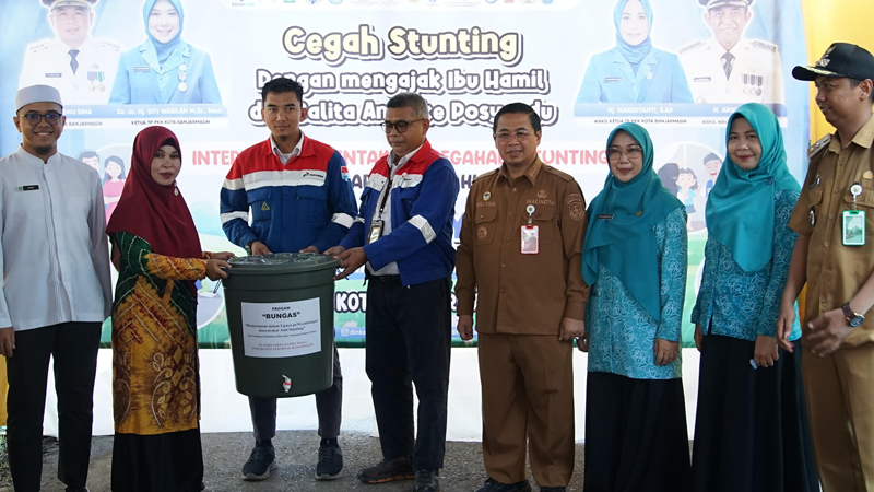 D:\2024\Juni 2024\14 Juni 2024\5\5\5\hal 5\Walikota Ibnu Sina mendampingi warganya saat menerima bantuan stimulus Pertamina.jpg