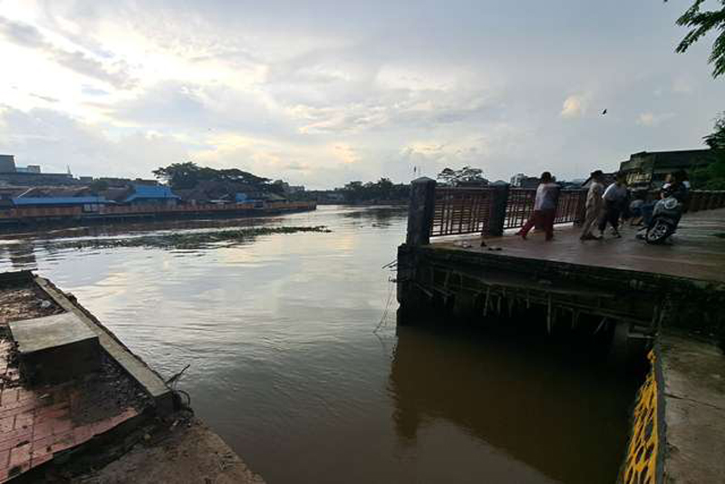 D:\2024\Juni 2024\19 Juni 2024\5\hal 5\Siring bekas taman bermain Mitra Plaza yang akan disambung.jpg