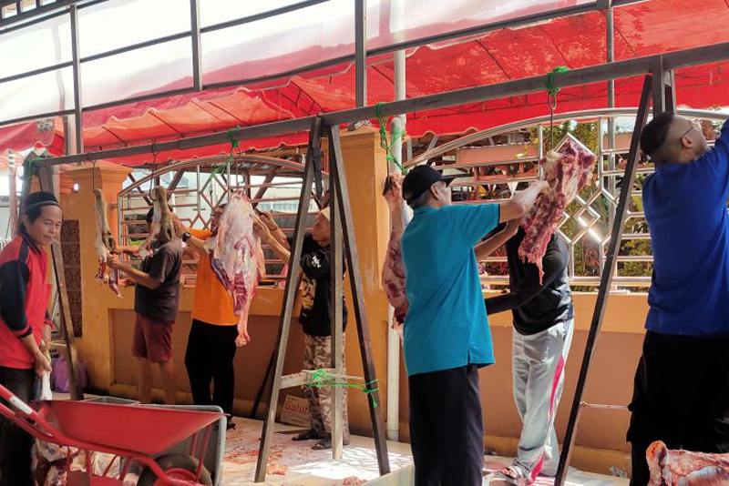 D:\2024\Juni 2024\19 Juni 2024\5\hal 5\Warga bergotong-royong dalam pelaksanaan ibadah qurban 1445 H.jpg