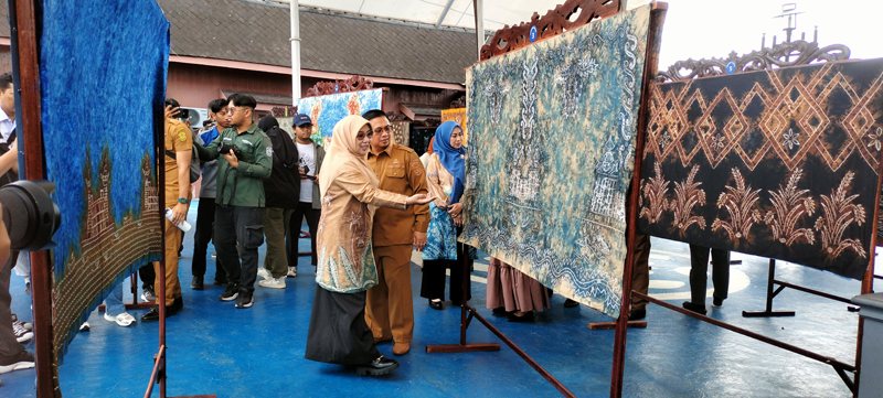 D:\2024\Juni 2024\25 Juni 2024\5\HAL 5\hal 5\HAL 5\Walikota Ibnu Sina dan Ketua TP PKK Banjarmasin Hj Siti Wasilah memantau pameran kain sasirangan.jpg