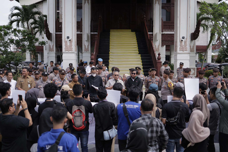 D:\2024\Juni 2024\25 Juni 2024\5\HAL 5\hal 5\HAL 5\SEKRETARIS Komisi I DPRD Provinsi Kalsel H Suripno Sumas saat menerima aksi damai.jpg