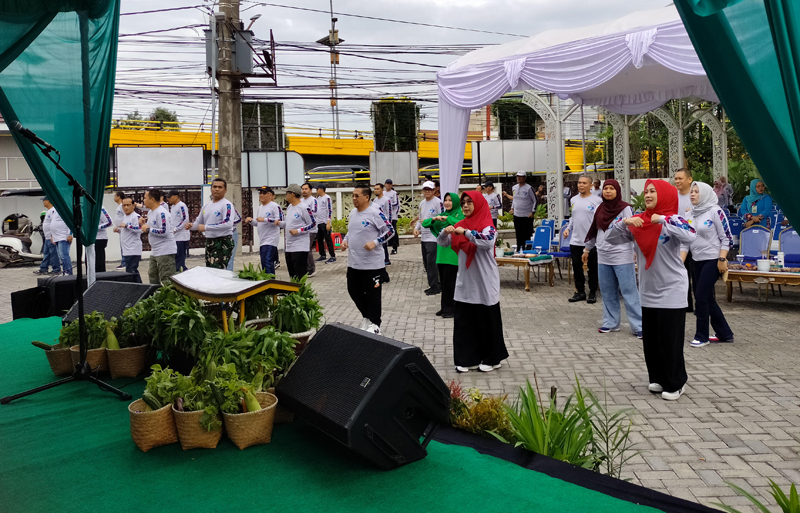 D:\2024\Juni 2024\26 juni 2024\5\hal 5\Walikota H.Ibnu Sina senam bersama ratusan lansia dalam peringan Harganas di Banjarmasin.jpg