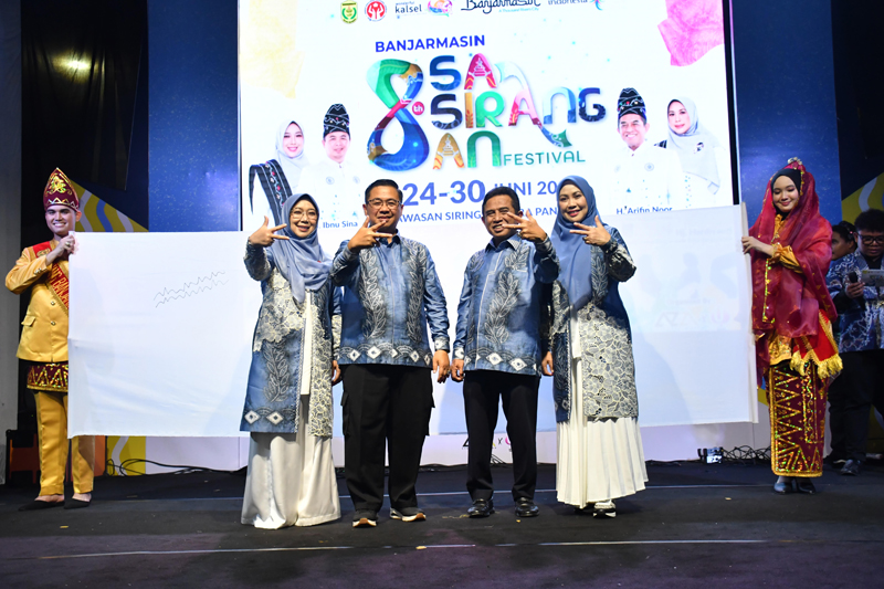 D:\2024\Juni 2024\26 juni 2024\5\hal 5\Walikota Ibnu Sina, Wakil Walikota, Ketua Dekrasna Banjarmasin Siti Wasilah.jpg