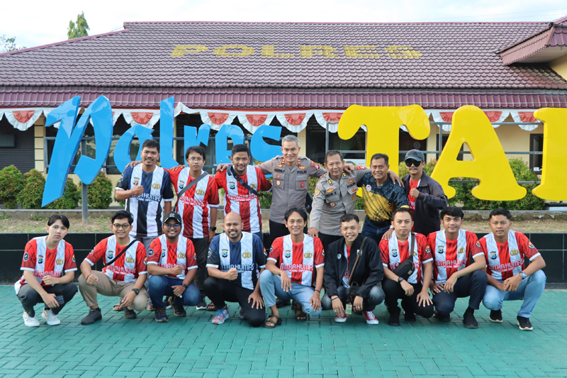 D:\2024\Juni 2024\27 Juni 2024\2\Kapolres Lepas Tim Futsal Media di Tapin.jpg