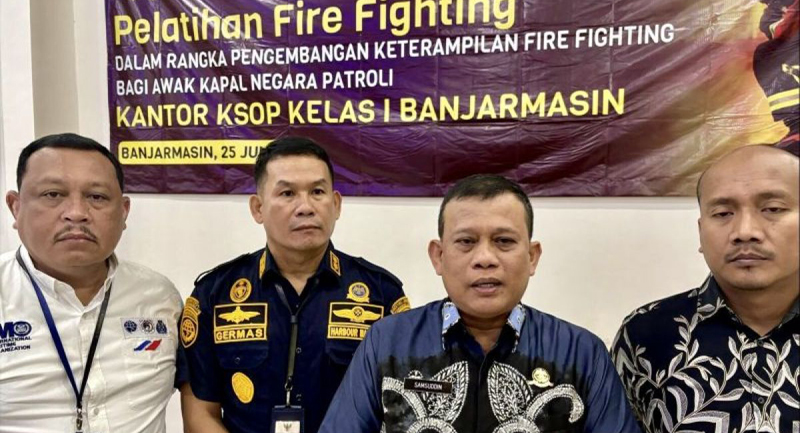 D:\2024\Juni 2024\27 Juni 2024\5\hal 5\HAL 5\Kepala KSOP Kelas I Banjarmasin Samsuddin (kedua kanan) memberikan keterangan.jpg