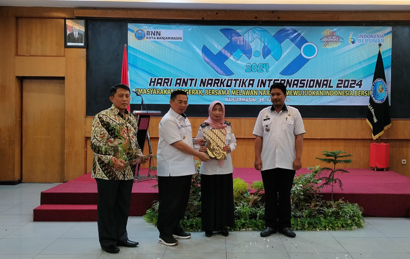 D:\2024\Juni 2024\27 Juni 2024\5\hal 5\HAL 5\Walikota Ibnu Sina dan Kepala BNN Kota Banjarmasin, AKBP Wuryantono.jpg