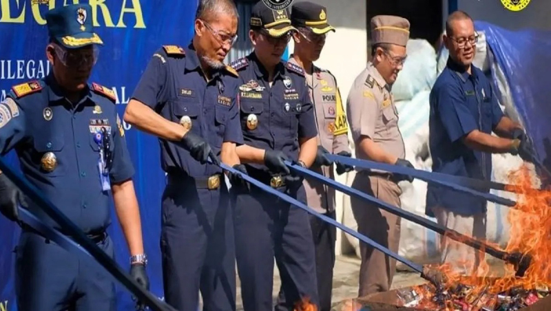 D:\2024\Juni 2024\28 Juni 2024\2\Bea Cukai Musnahkan 1,5 juta Batang Rokok Ilegal.jpg