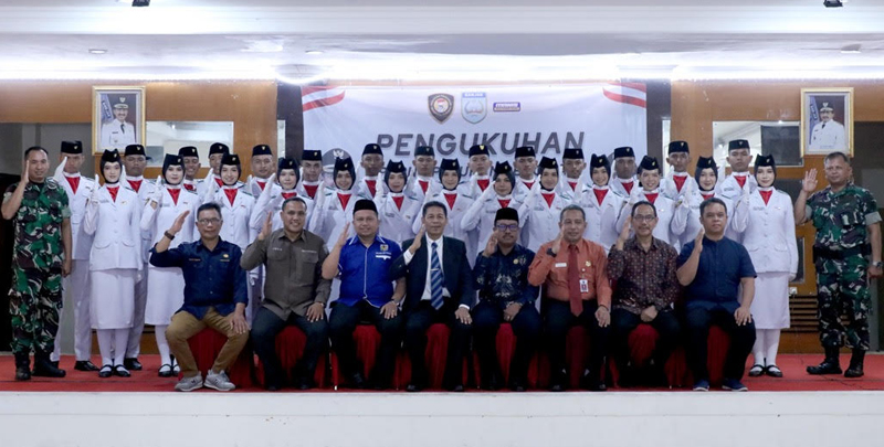 D:\2024\Juni 2024\4 juni 2024\5\hal 5\Purna Paskibra Kabupaten Banjar 2023 yang telah dikukuhkan foto bersama undangan..jpg
