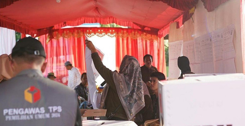 D:\2024\Juni 2024\4 juni 2024\5\hal 5\Seorang petugas pengawas TPS yang menjadi bagian dari badan ad-hoc Bawaslu Kalsel.jpg