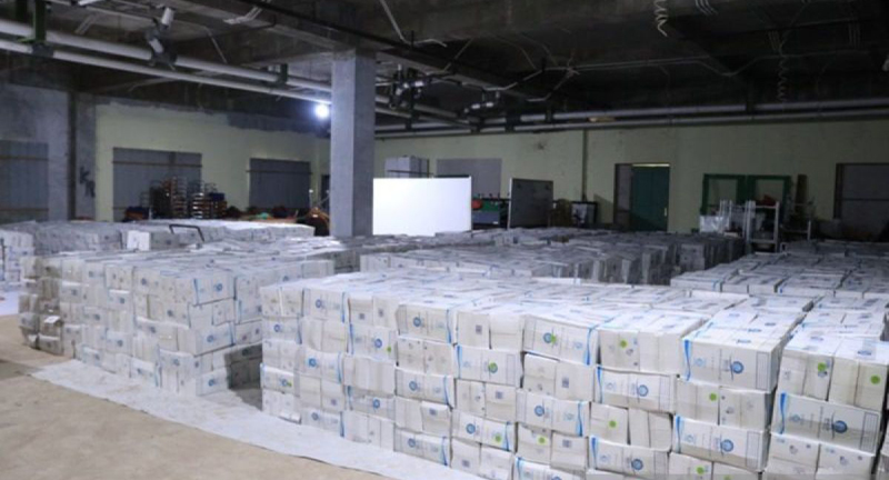 D:\2024\Juni 2024\4 juni 2024\5\hal 5\tumpukan kotak yang berisi air Zamzam untuk jamaah haji Embarkasi Banjarmasin.jpg