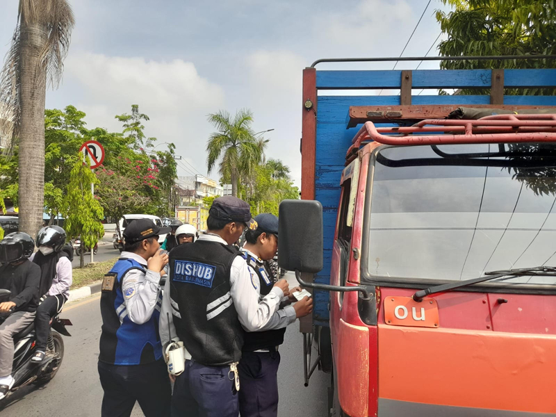 D:\2024\Juni 2024\6 Juni 2024\5\hal 5\Petugas Dishub Kota Banjarmasin selalu menyisir jalan di Banjarmasin, dan memeriksa.jpg
