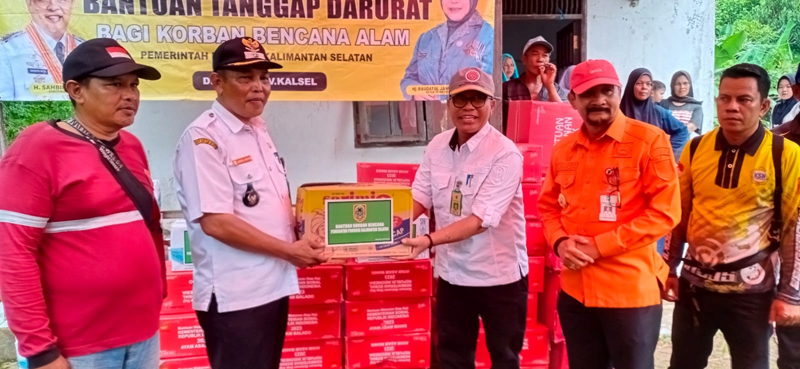 D:\2024\Juni 2024\7 Juni 2024\2\2\Paman Birin Bantu Korban Banjir di Asam-asam.jpg