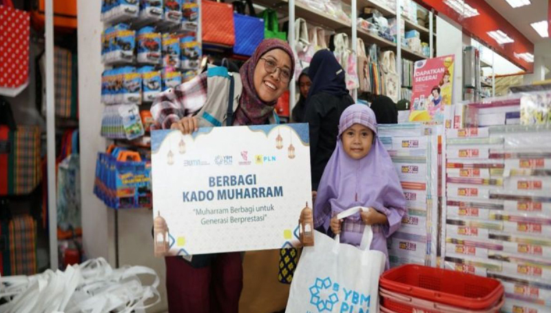 D:\2024\Agustus 2024\1 Agustus 2024\5\hal 5\Yayasan Baitul Maal (YBM) PLN UID Kalselteng melakukan kegiatan berbagi kebahagiaan.jpg