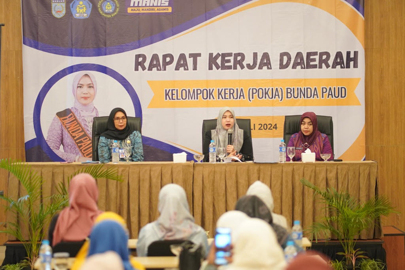 D:\2024\Juli 2024\11 Juli 2024\5\Bunda PAUD Kabupaten Banjar Hj Nurgita Tiyas (tengah) memberikan arahan.jpg