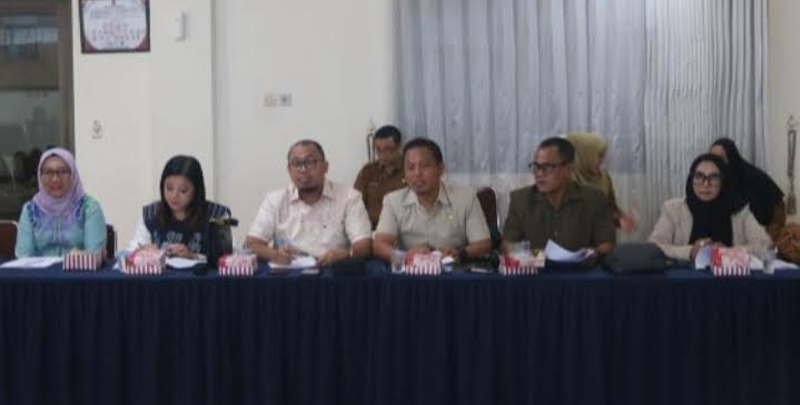 D:\2024\Juli 2024\12 Juli 2024\5\Anggota DPRD Kota Banjarbaru yang tergabung dalam Pansus V dan Pansus VI.jpg