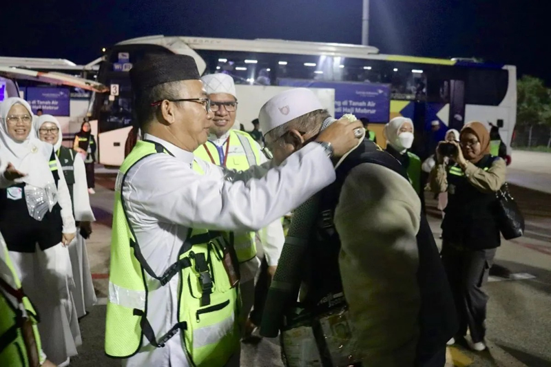 D:\2024\Juli 2024\15 Juli 2024\2\Ratusan Haji Asal Tapin Tiba di Kalsel.jpg