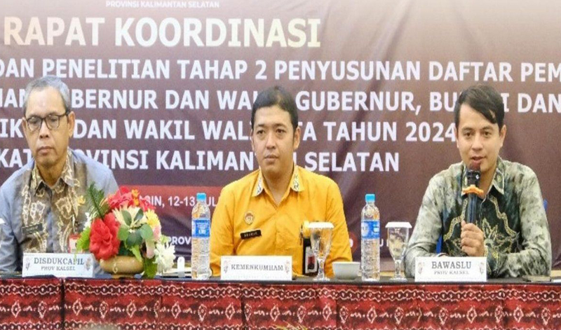 D:\2024\Juli 2024\15 Juli 2024\5\hal 5\Anggota Bawaslu Kalsel Thessa Aji Budiono (paling kanan) saat rapat koordinasi.jpg