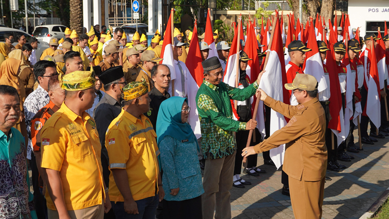 D:\2024\Juli 2024\16 Juli 2024\5\Walikota Banjarmasin H Ibnu Sina simbolis menyerahkan bendera merah putih.jpg