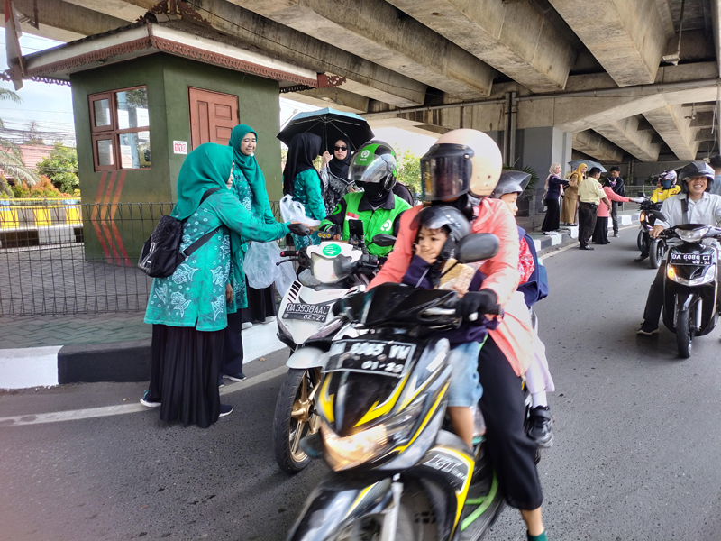 D:\2024\Juli 2024\18 Juli 2024\5\hal 5\Ibu-ibu TP PKK membagikan bubur asyura sebagai peringatan 10 muharam.jpg