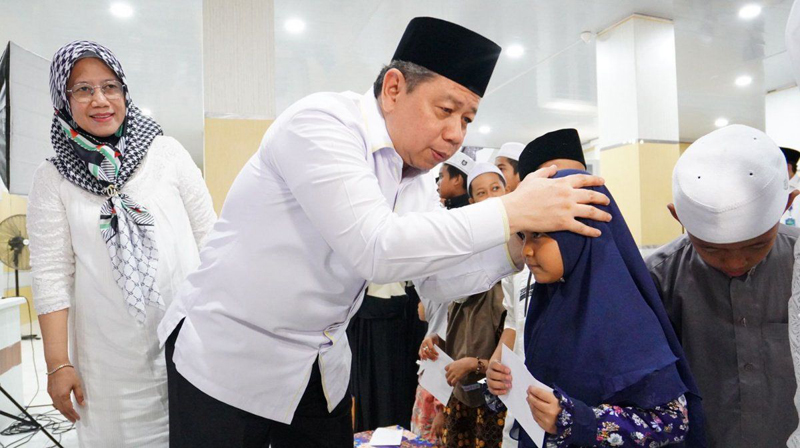 D:\2024\Juli 2024\18 Juli 2024\5\hal 5\Kepala Kanwil Kemenag Kalsel H Muhammad Tambrin saat berbagi kebahagiaan.jpg