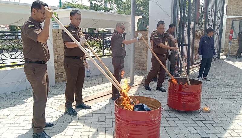 D:\2024\Juli 2024\19 Juli 2024\2\Kejari Tapin Musnahkan Barbuk Perkara Pidana.jpg