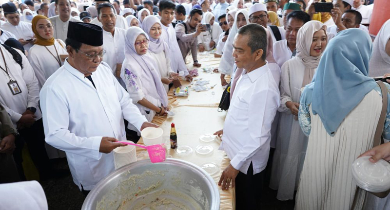 D:\2024\Juli 2024\19 Juli 2024\2\Paman Birin Berbagi Bubur Asyura Pada ASN.jpg