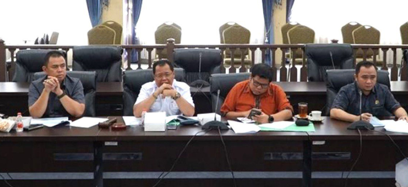 D:\2024\Juli 2024\19 Juli 2024\5\DPRD Kota Banjarmasin saat melakukan pembahasan Raperda tentang RPJPD.jpg