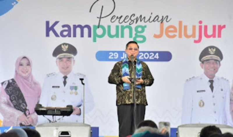 D:\2024\Juli 2024\2 Juli 2024\5\hal 5\HAL 5\Wali Kota Banjarmasin H Ibnu Sina saat meresmikan kampung jelujur Sasirangan.jpg