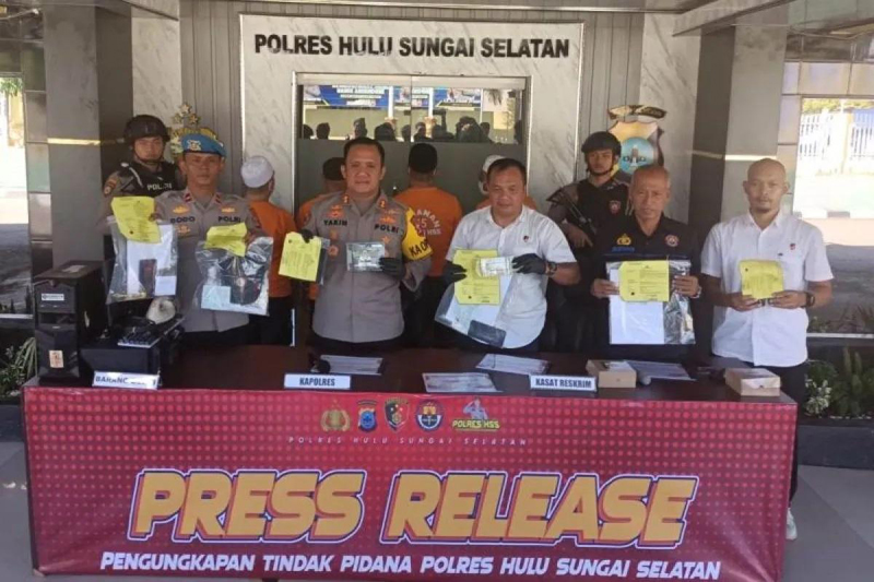 D:\2024\Juli 2024\20 Juli 2024\2\2\New Folder\Sindikat Pemalsu STNK dan BPKB Diringkus.jpg