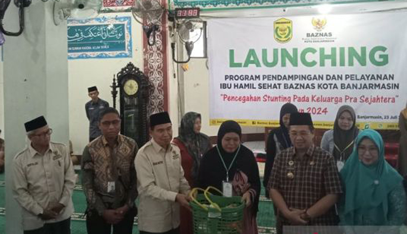 D:\2024\Juli 2024\23 Juli 2024\5\New Folder\Wali Kota Banjarmasin H Ibnu Sina didampingi istri saat menghadiri launching.jpg