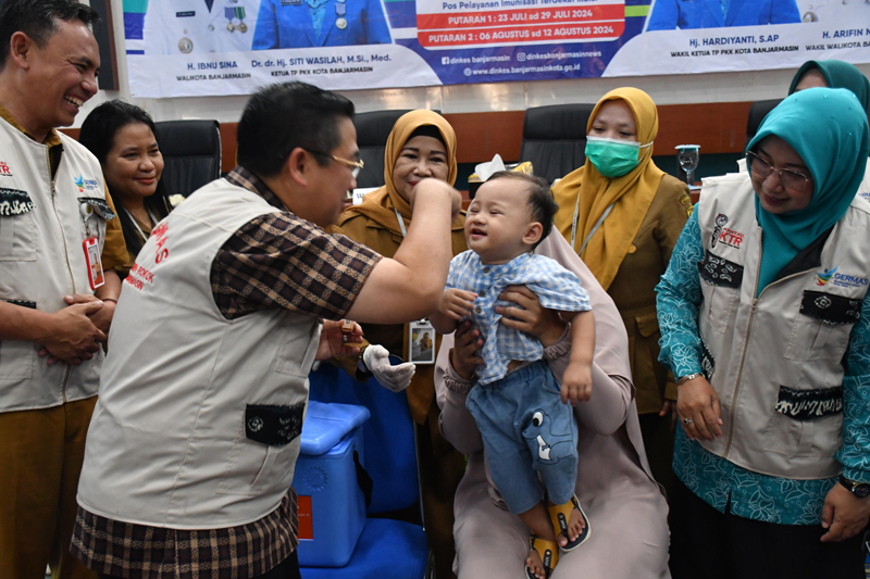 D:\2024\Juli 2024\23 Juli 2024\5\New Folder\Walikota Banjarmasin Ibnu Sina memberikan tetes polio kepada salah satu balita.jpg