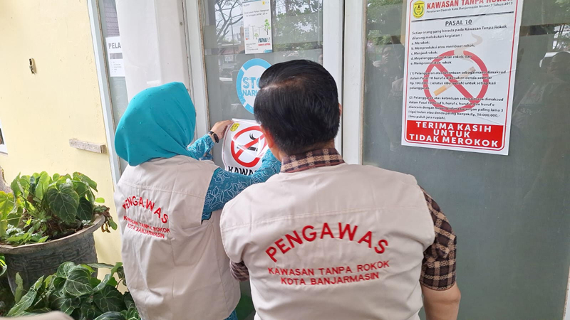 D:\2024\Juli 2024\23 Juli 2024\5\New Folder\Walikota Ibnu Sina memasang stiker KTR di pintu masuk.jpg