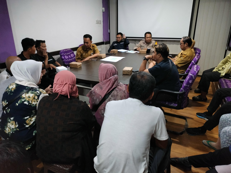 D:\2024\Juli 2024\25 Juli 2024\5\hal 5\Para pedagang Pasar Lima rapat bersama Disperdagin tentang rencana.jpg