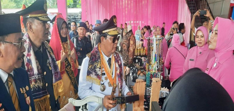 D:\2024\Juli 2024\3 Juli 2024\5\Gubernur Kalsel Sahbirin Noor didampingi Kapolda Kalsel Irjen Pol Winarto saat meninjau bazar UMKM.jpg