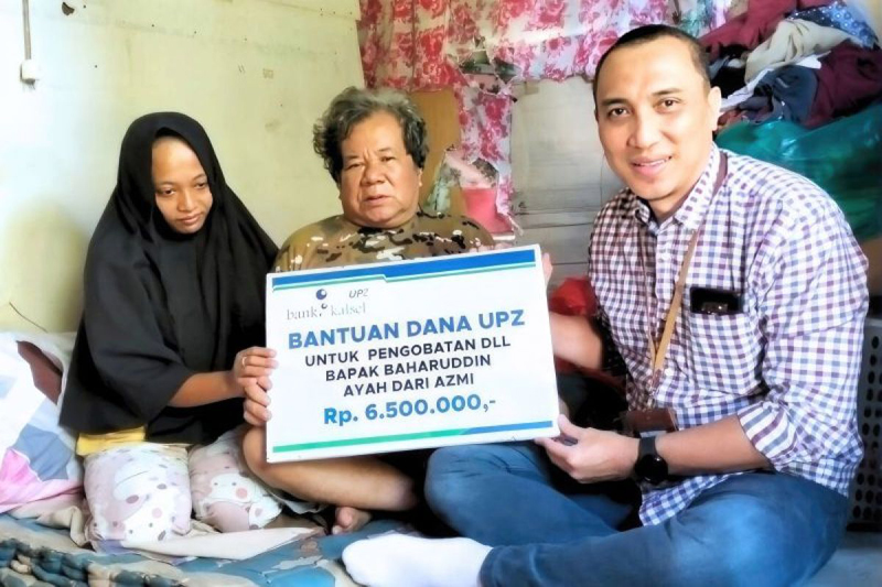 D:\2024\Juli 2024\30 Juli 2024\5\Kepala Kantor Bank Kalsel Cabang Martapura, Khuzaimi menyerahkan bantuan.jpg