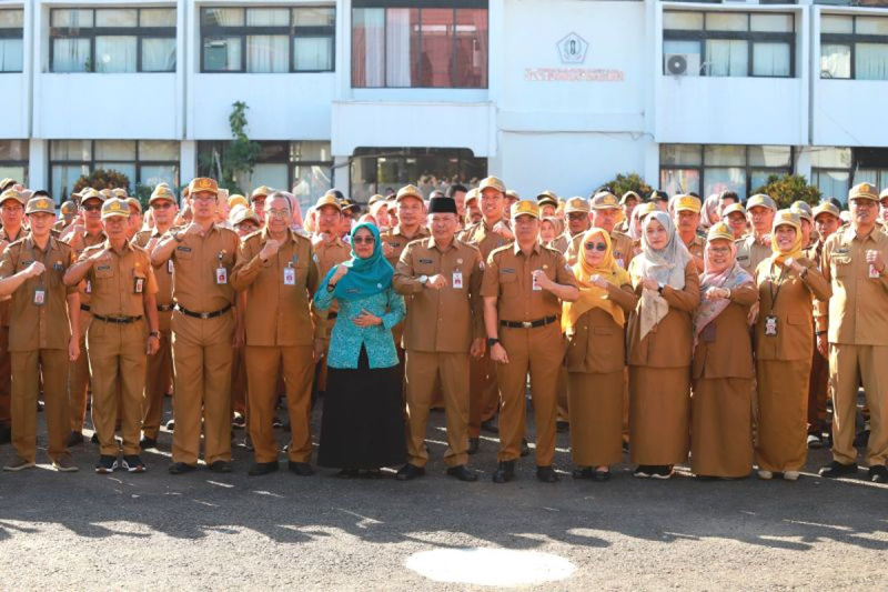 D:\2024\Juli 2024\30 Juli 2024\5\Penjabat Bupati Barito Kuala (Batola) Mujiyat (tengah berpeci) bersama seluruh.jpg
