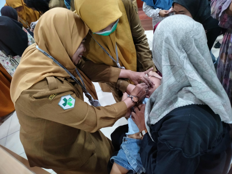 D:\2024\Juli 2024\31 Juli 2024\5\New Folder\hal 5\petugas kesehatan memberikan tetes polio pada salah satu balita di Banjarmasin.jpg
