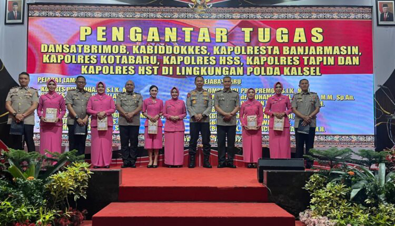 D:\2024\Juli 2024\4 Juli 2024\5\Kapolda Kalsel Irjen Pol Winarto foto bersama dengan sejumlah pejabat di Lingkup Polda Kalsel.jpg