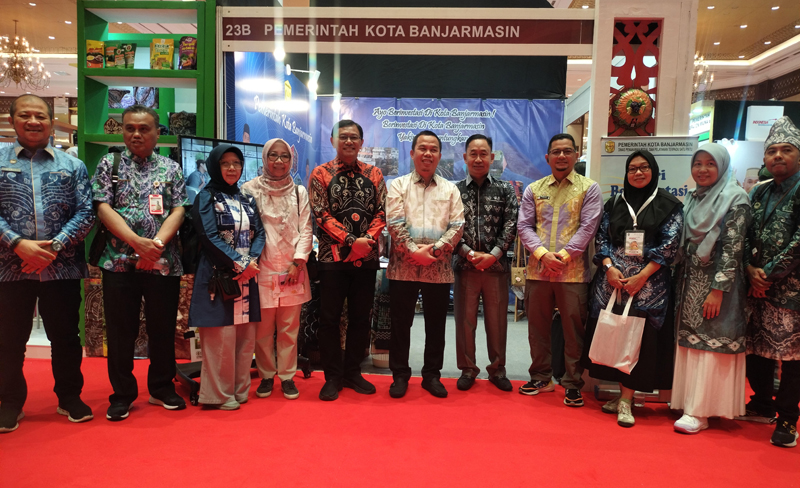 D:\2024\Juli 2024\5 Juni 2024\5\hal 5\Sekdako Banjarmasin Ikhsan Budiman diapit.jpg