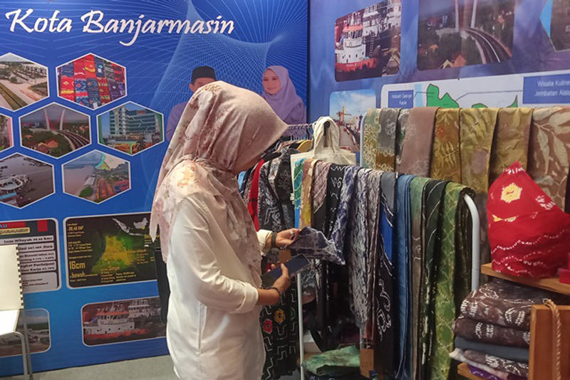 D:\2024\Juli 2024\9 Juli 2024\5\HJarga Kain Sasirangan dianggap masih kalah bersaing dengan produk kain daerah lain.jpg