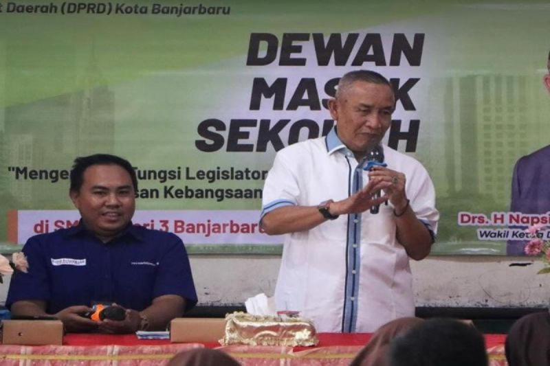 D:\2024\Agustus 2024\13 Agustus 2024\5\hal 5\hal 5\hal 5\hal 5\Wakil Ketua II DPRD Kota Banjarbaru Napsiani Samandi saat memberikan.jpg