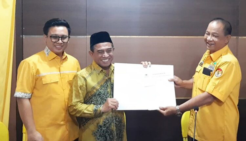 D:\2024\Agustus 2024\15 Agustus 2024\5\hal 5\Arifin Noor bersama M Supian Akbari saat menerima SK DPP Partai Golkar di Pilwali Banjarmasin 2024.jpg